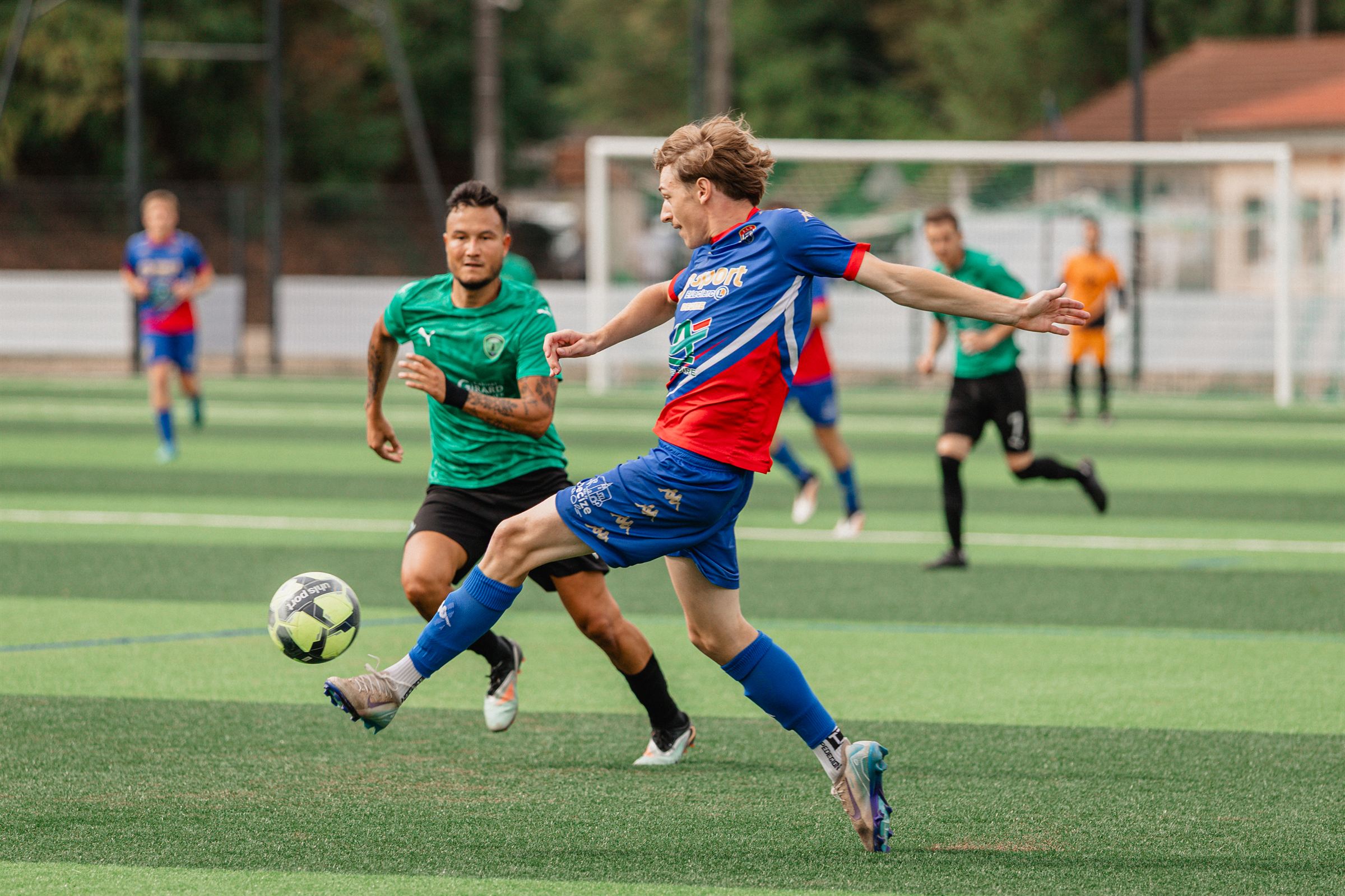 Joueur de football en pleine frappe de balle pendant un match
