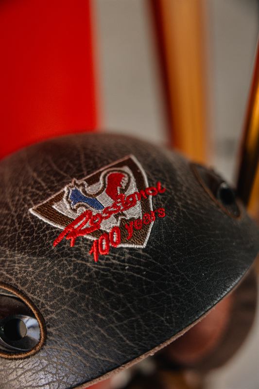 Casque de ski ancien brodé pour les 100 ans de Rossignol