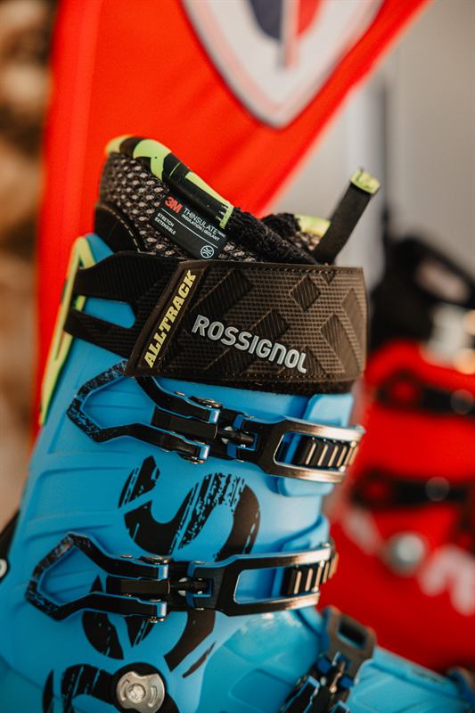 Détail d'une chaussure de ski bleue et noire, photo de produit
