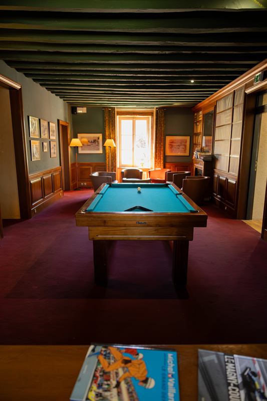 Salle de billard aux boiseries d'un hôtel