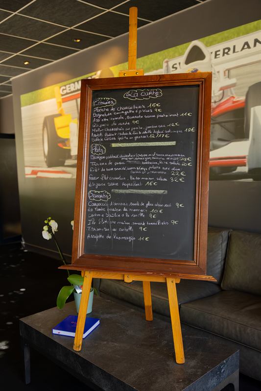 Ardoise du menu posée sur un chevalet dans un salon d'hôtel