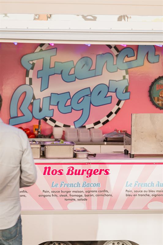 Food truck de burgers aux couleurs rose et turquoise