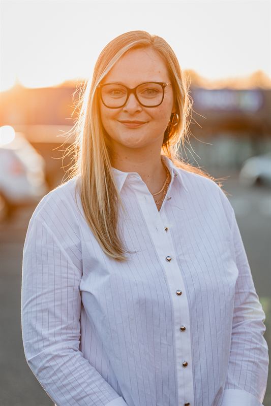 Portrait professionnel d'une femme en chemise blanche