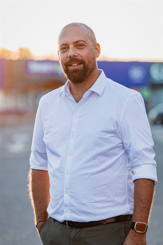 Portrait professionnel d'un homme en chemise blanche