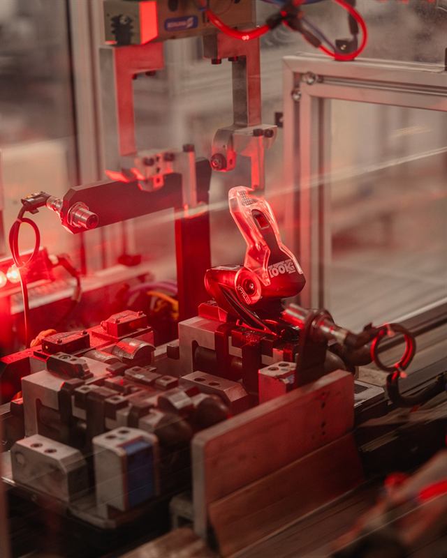 Machine de contrôle en atelier sous une lumière rouge