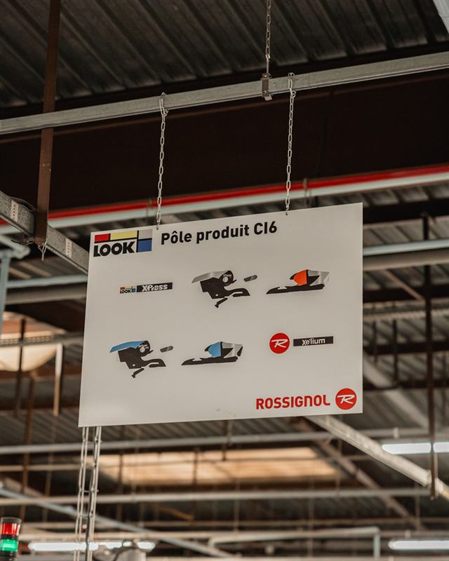 Panneau du pôle produit suspendu dans l'usine