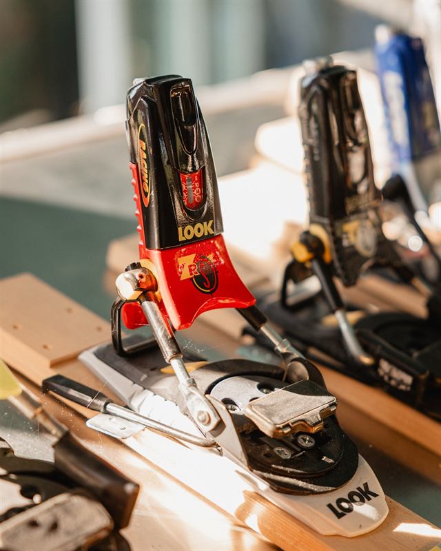 Fixations de ski Look sur un établi d'atelier