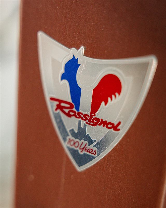 Écusson des 100 ans de Rossignol sur un ski