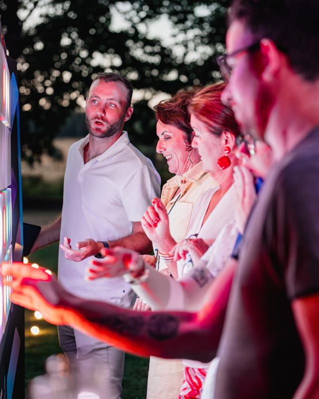 Invités découvrant une animation lors d'une soirée d'entreprise