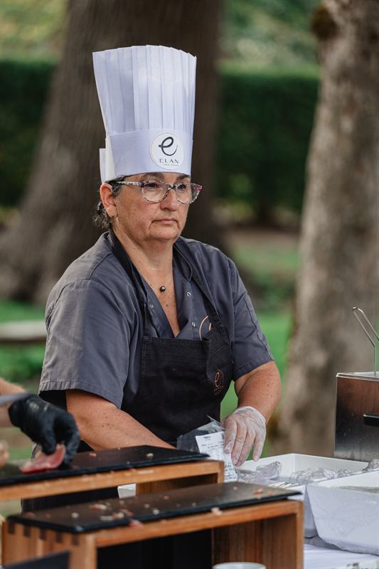 Cheffe cuisinière en toque au travail lors d'une réception