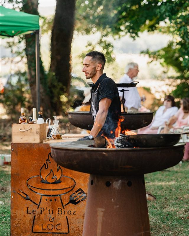 Cuisson au brasero en plein air lors d'un événement