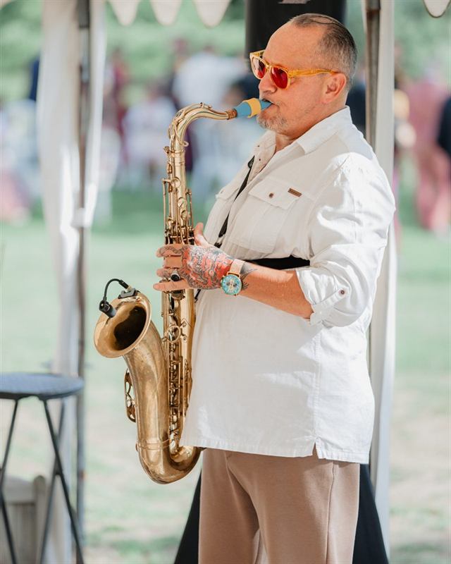 Saxophoniste jouant lors d'une réception en extérieur
