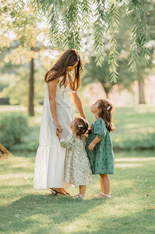 Maman et ses filles sous un saule pleureur