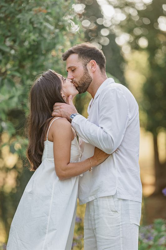 Baiser d'un couple dans un jardin fleuri