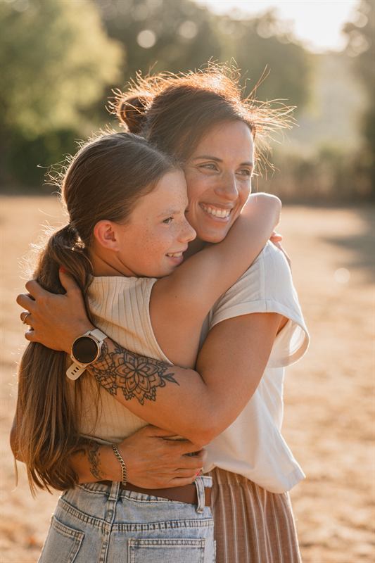 Maman et sa fille ado dans les bras l'une de l'autre