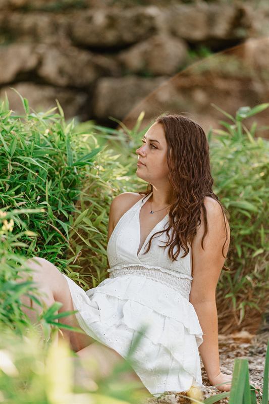 Portrait d'une jeune femme assise parmi les bambous