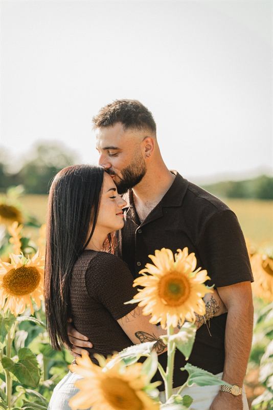 Couple enlacé dans un champ de tournesols