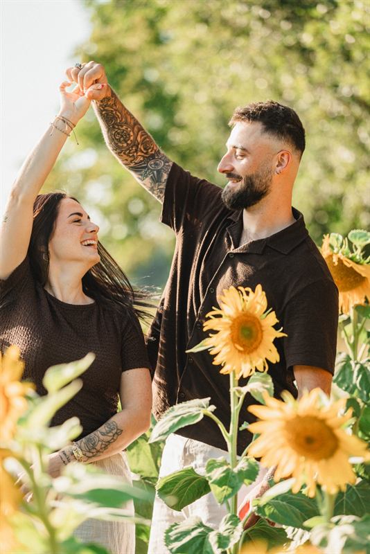 Couple dansant dans un champ de tournesols