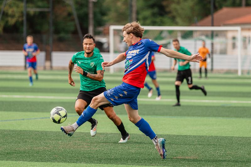 Joueur de football en pleine frappe de balle pendant un match
