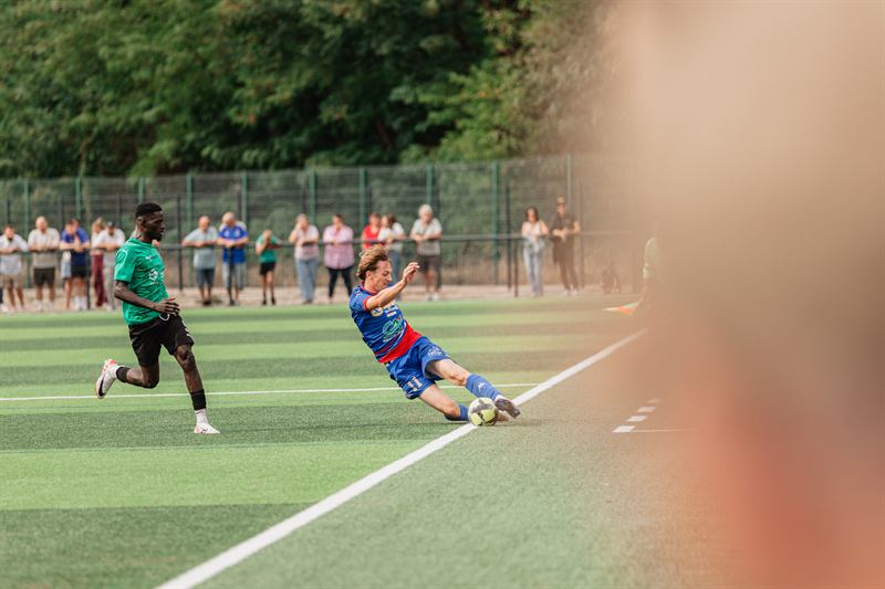 Tacle glissé d'un footballeur le long de la ligne de touche